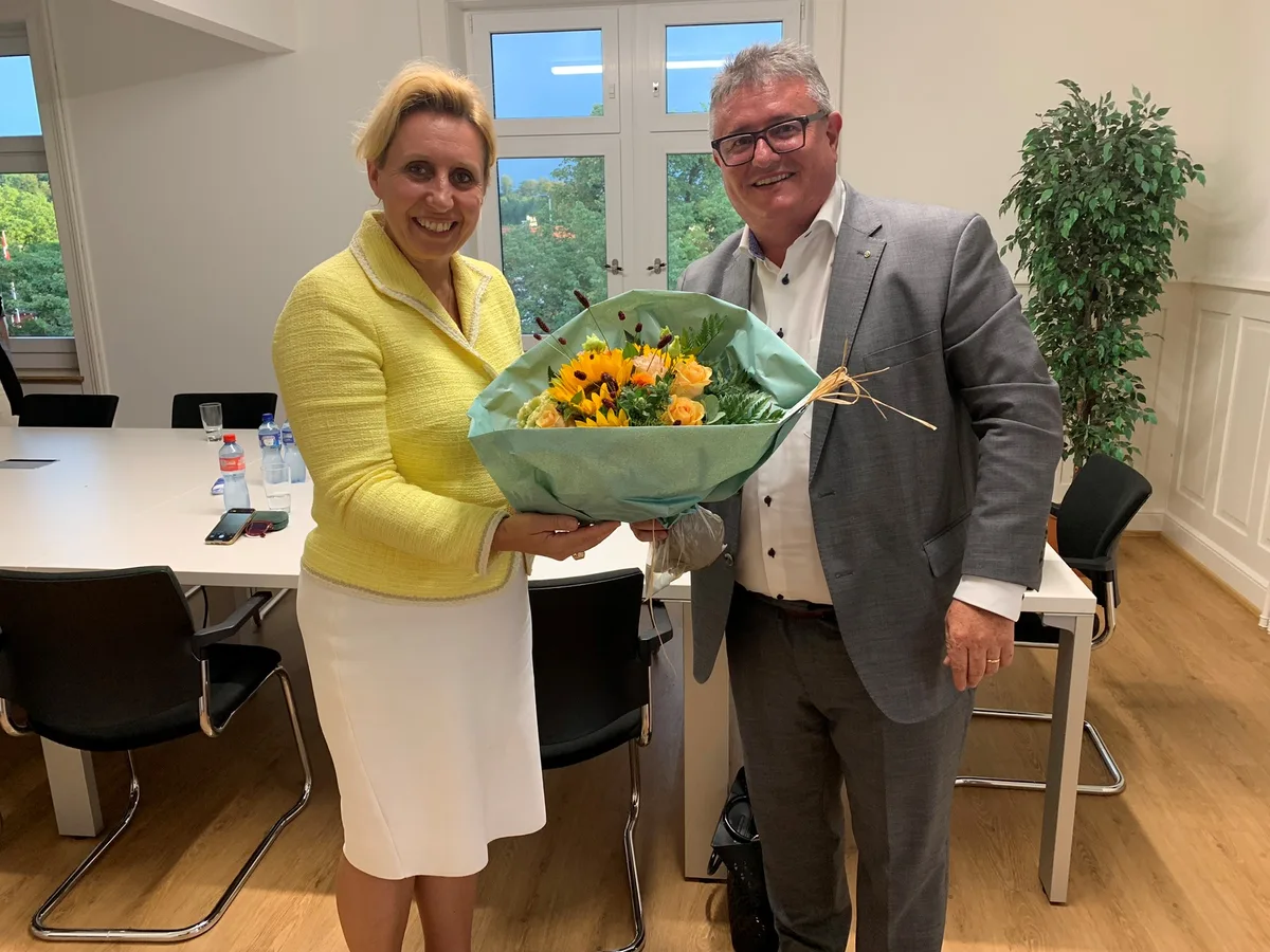 Die polnische Botschafterin bedankt sich bei Bernard Hosang persönlich für die Unterstützung der Gemeinde. Polnische Botschafterin Iwona Kozłowska überreicht Gemeindepräsident Bernard Hosang einen Blumenstrauss.